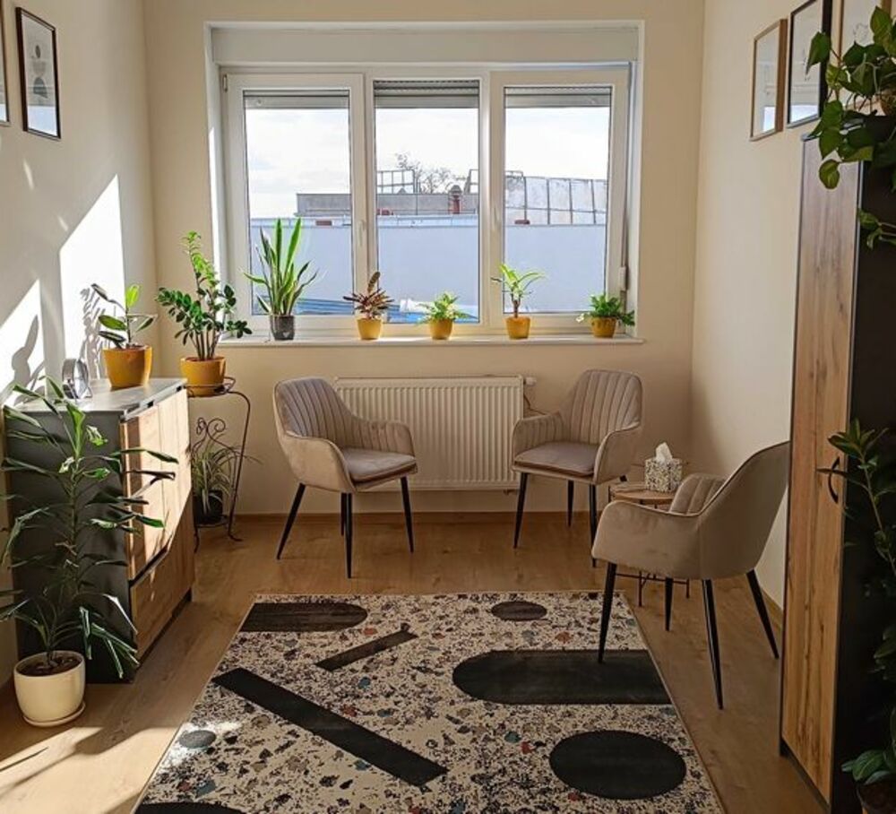 Psycholog podczas sesji terapeutycznej w gabinecie